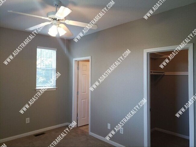 Building Photo - Spacious Remodeled 2 Bed/2 Bath in Lawrenc...