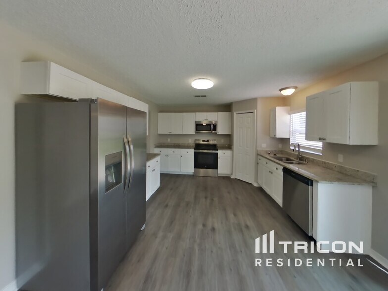Building Photo - 13085 Siam Dr
