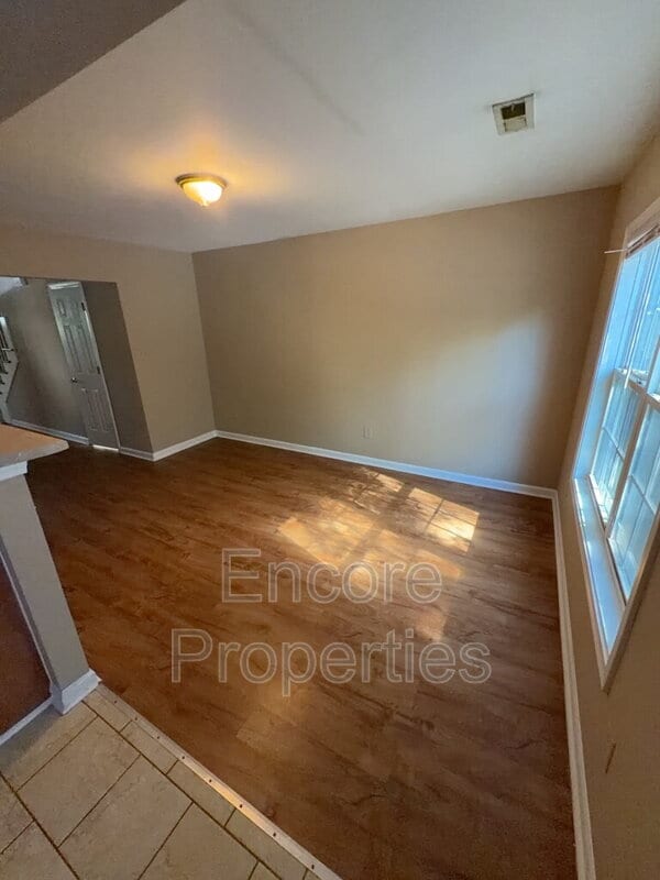 Building Photo - 2004 Hart St