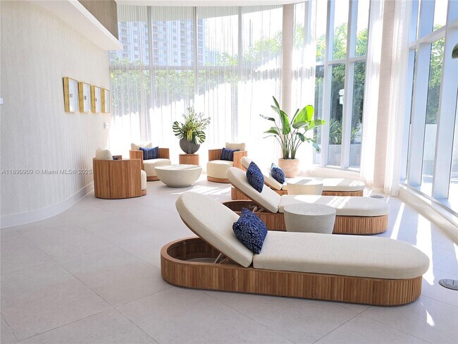 Building Photo - 700 NE 24th St