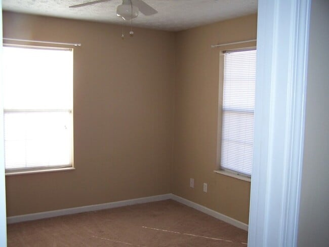 Building Photo - 2 bed, 2 bath, 1 car garage ranch style townhouse in Halls/Fountain City area