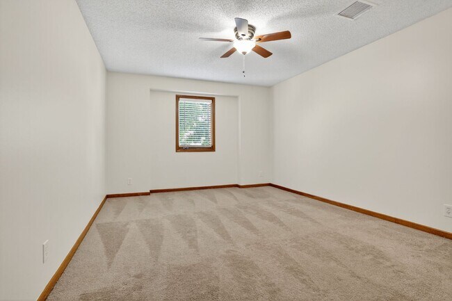 Building Photo - Updated 2 Bedroom 3 Bath townhome with ful...