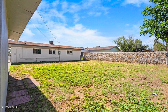 Building Photo - 10337 Redwood St