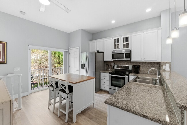 Building Photo - 2445 NE 14th St