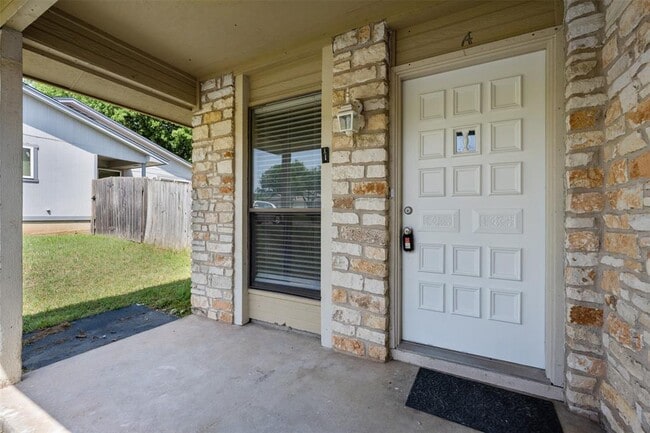 Building Photo - 608 Country Aire Dr