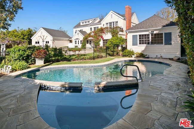 Building Photo - 360 Alma Real Dr