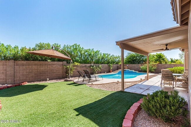 Building Photo - 1249 E Villa Maria Dr