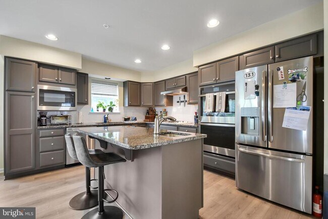 Building Photo - 121 High Pointe Dr