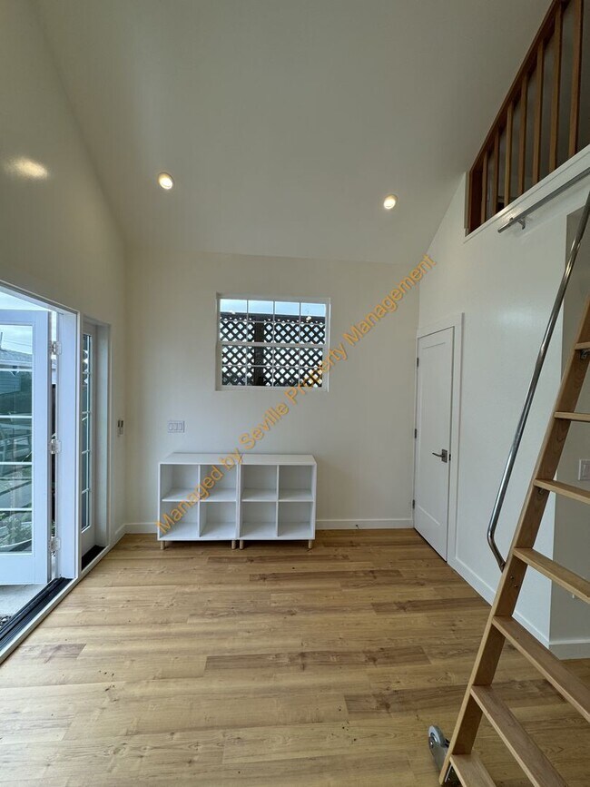 Building Photo - CHARMING 2 BEDROOM /1 BATHROOM HOME W/LOTS...