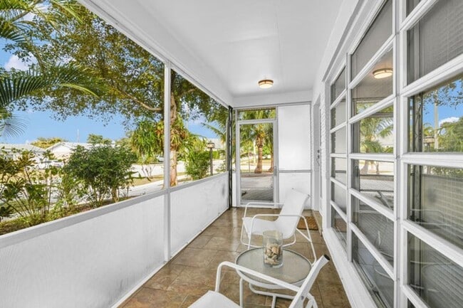 Building Photo - 702 Sunset Dr