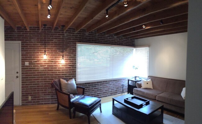 Building Photo - Charming 4 Bedroom 2 Bath Home in Sugarhouse!