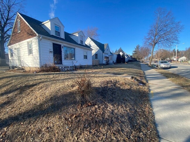 Primary Photo - 3BR SINGLE FAMILY, FULL BASEMENT, BIG FENC...