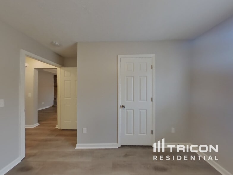 Building Photo - 362 Park Ct N