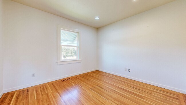Building Photo - Charming 2 bedroom 1.5 bath plus office ho...