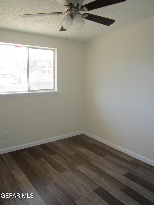Building Photo - 305 Corvena Way