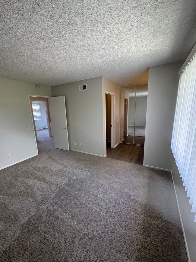 Building Photo - 3 Bed + 1.5 Bath Townhouse