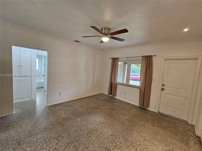 Building Photo - 1100 NE 115th St