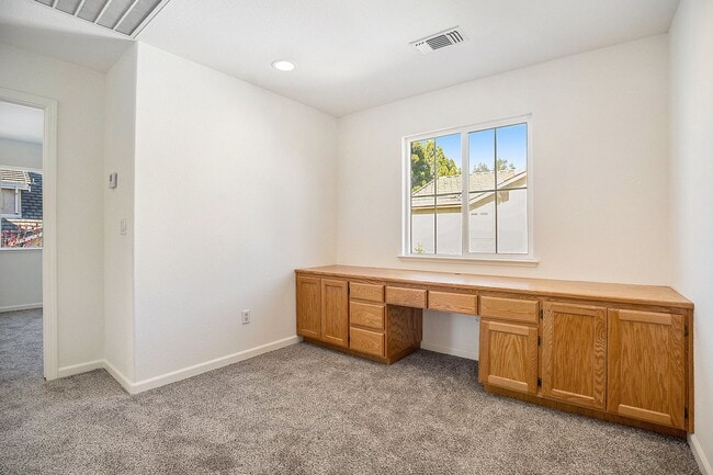 Building Photo - Beautiful and Move-In Ready, 4BD/2.5BA, Tw...