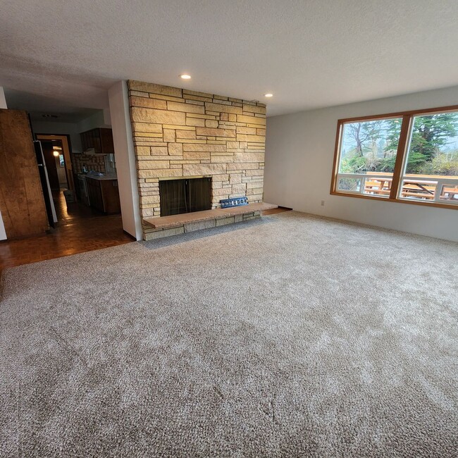 Building Photo - Incredible 3 Bed 1.5 Bath with Sauna and P...