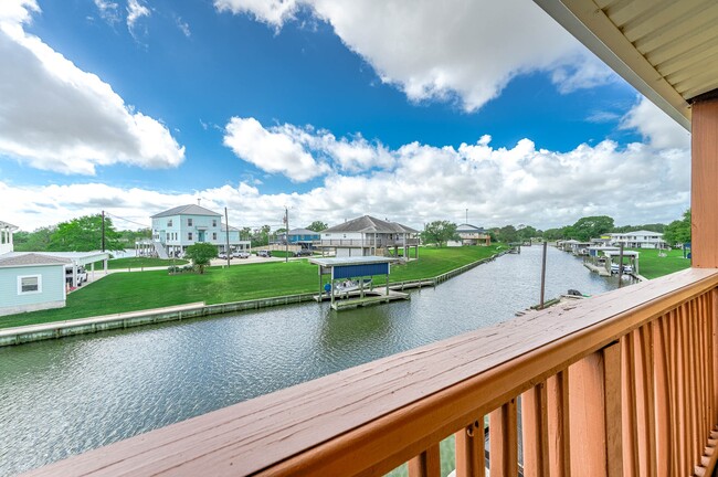 Building Photo - 302 Palm Dr