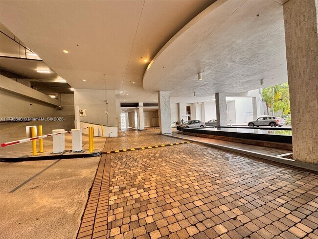 Building Photo - 1060 Brickell Ave