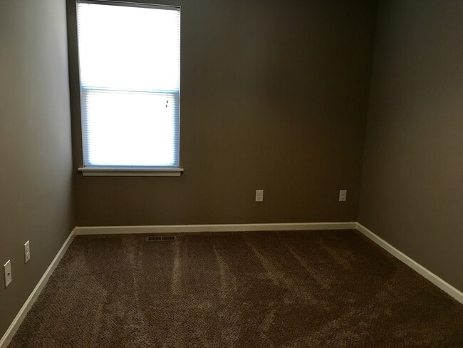 Building Photo - 3 Bed 2 Car Townhome in Grain Valley