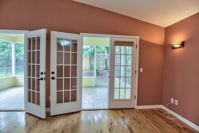 Building Photo - Beautiful 3x2 Home