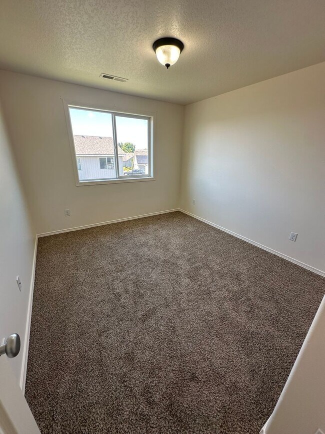 Building Photo - Spacious 4 Bedroom, 3 Bath Home with Fence...