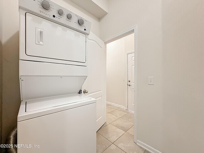 Building Photo - 218 Larkin Pl