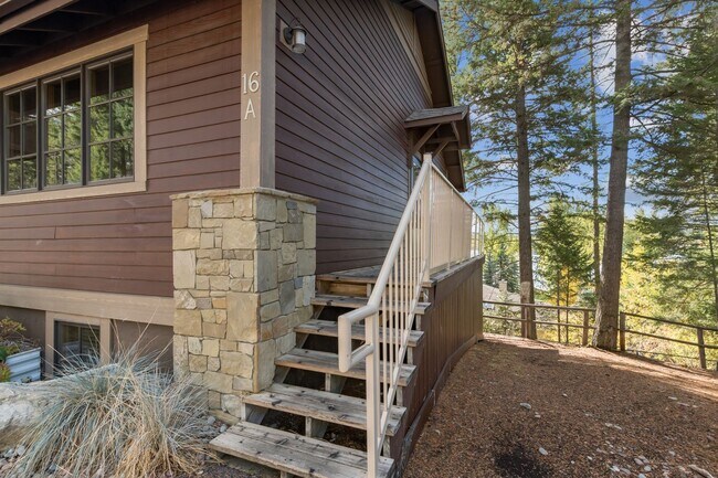 Building Photo - 2 bedroom, 2 bathroom Whitefish Condo, steps away from Whitefish Lake, minutes from the ski slopes!