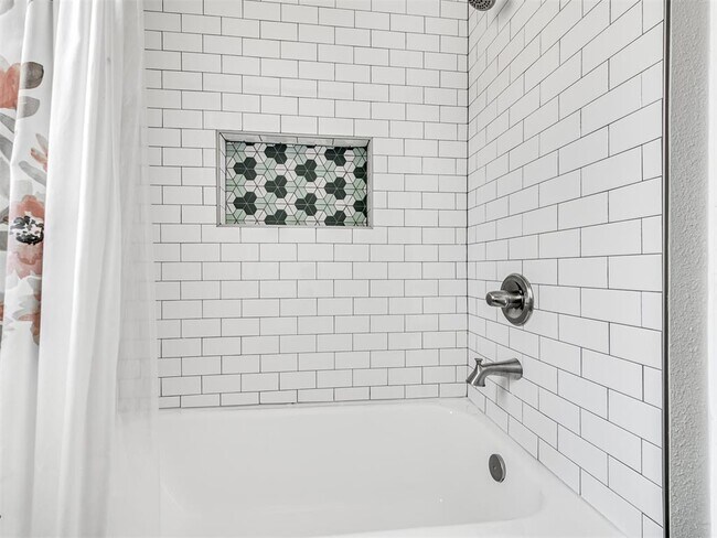 Building Photo - 1222 Westlawn Dr