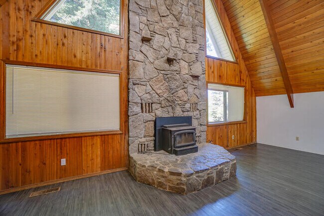 Building Photo - COUNTRY LIVING IN WASHOUGAL