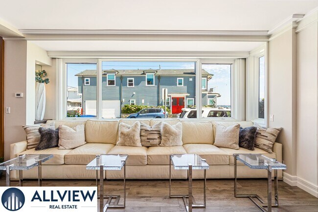 Building Photo - Stunning Beach House located on Newport Beach Boardwalk- 30+ Day Rental!