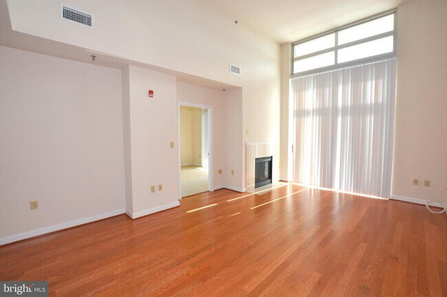 Building Photo - 5750 Bou Ave