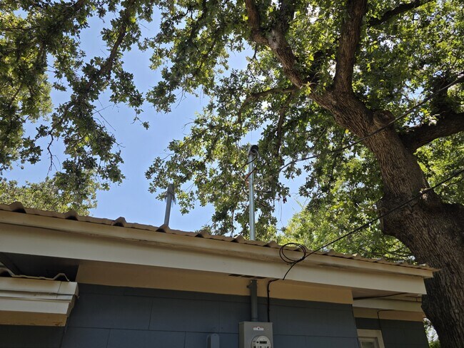 Building Photo - 522 E Davilla Ave