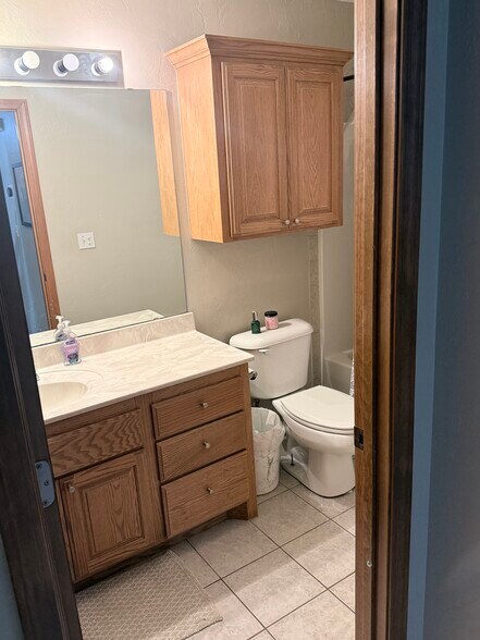 Building Photo - 818 Kc Ct