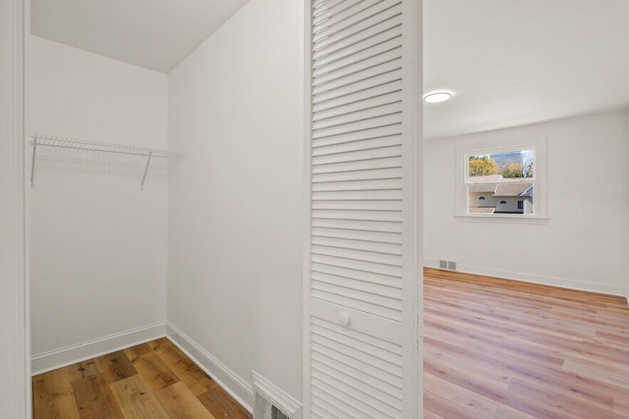 Building Photo - 209 N Spring St