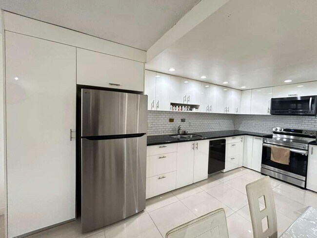 Building Photo - 1351 NE Miami Gardens Dr