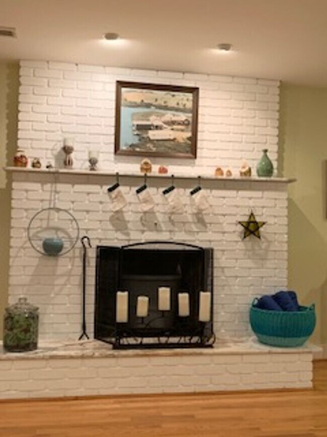 Building Photo - Waterfront Three Bedroom Two and a Half Bath