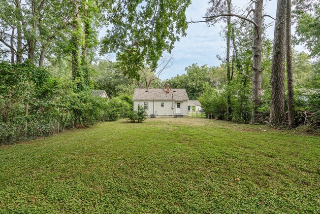 Building Photo - Limited Time $200 Move-In Special! Modern updates, spacious layout, and ready for you to make it ...