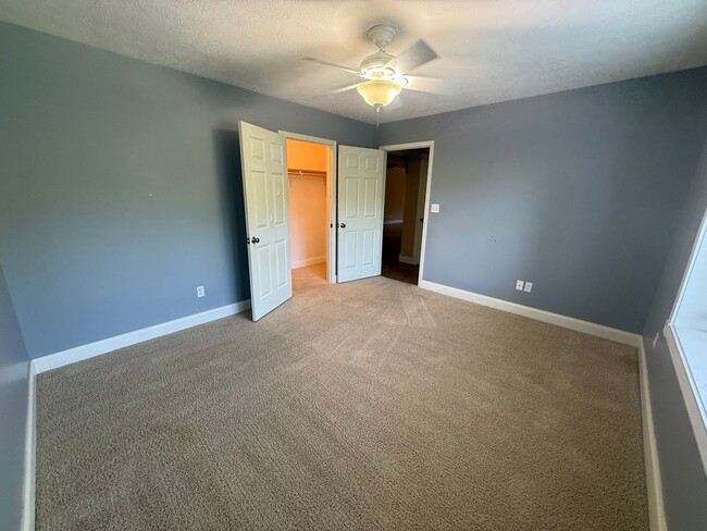 Building Photo - Spacious House in Draffenville