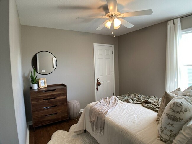 Building Photo - $1800 3 Bedrooms 2.5 Bath Brick Home with a bonus room!