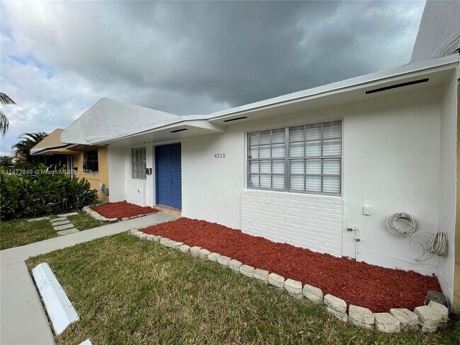 Building Photo - 4313 SW 69th Ave