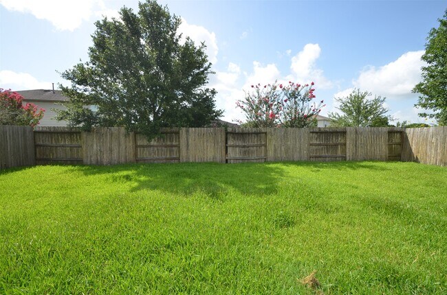 Building Photo - 915 Butterfly Ln