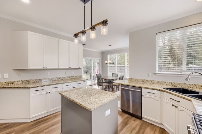 Building Photo - Spacious 5 Bed/4 Bath Home with Finished Basement in Erie