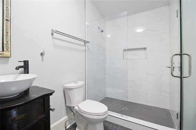 Building Photo - 940 St Charles Ave NE