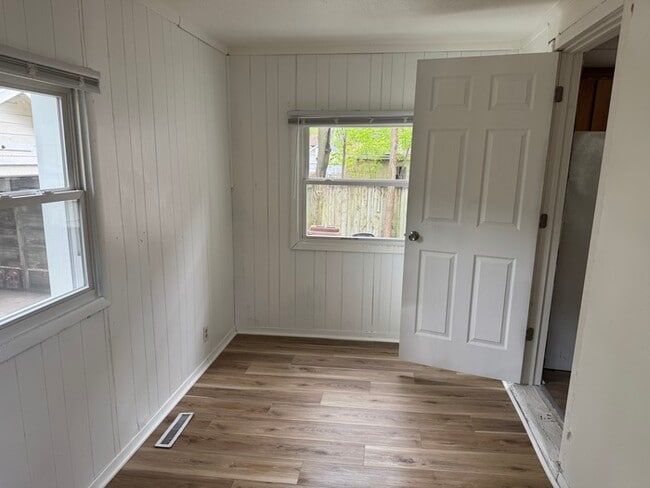 Building Photo - 2 bedroom 1 bath $1000
