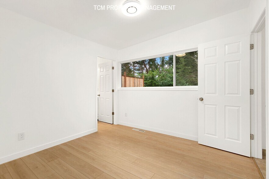 Building Photo - 14215 SE 41st St