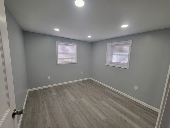 Building Photo - 2BR/1BA Fully Remodeled