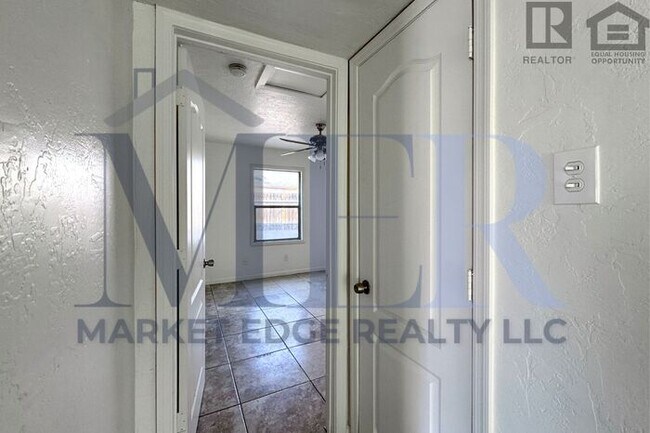 Building Photo - 3Bed/2Bath House-32nd ST/THOMAS! $199 MOVE...